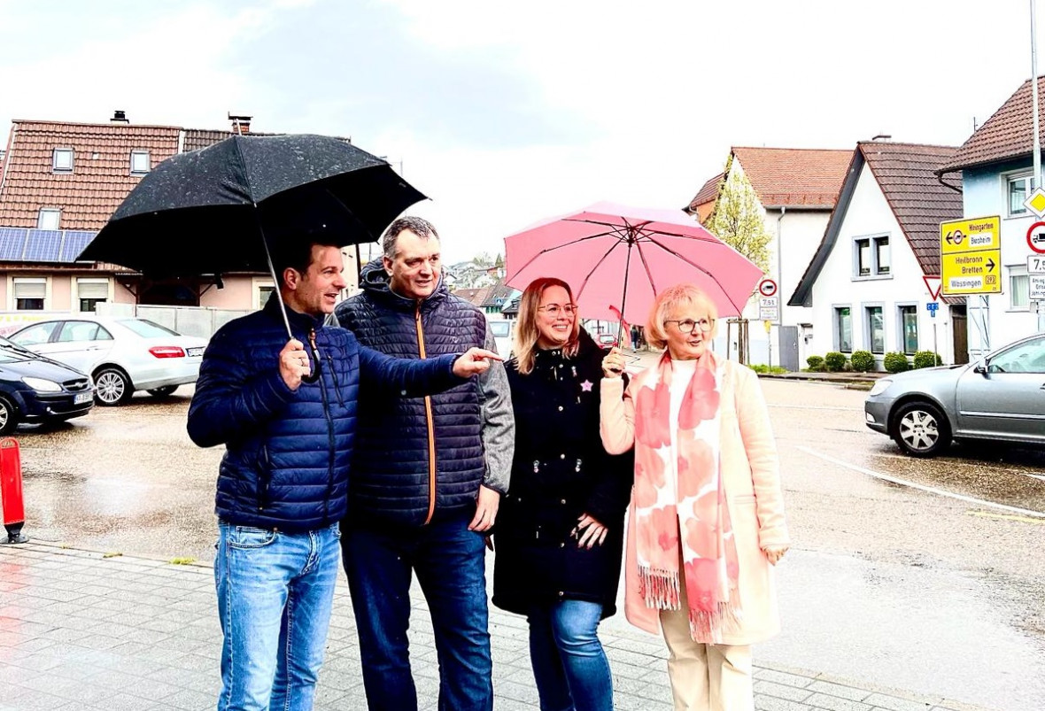 Walzbachtals CDU-Vorsitzender Tino Villano, Ansgar Mayr MdL, Stephanie Hei und Jutta Belstler bei einem Vor-Ort-Termin in Jhlingen an der viel befahrenen B293