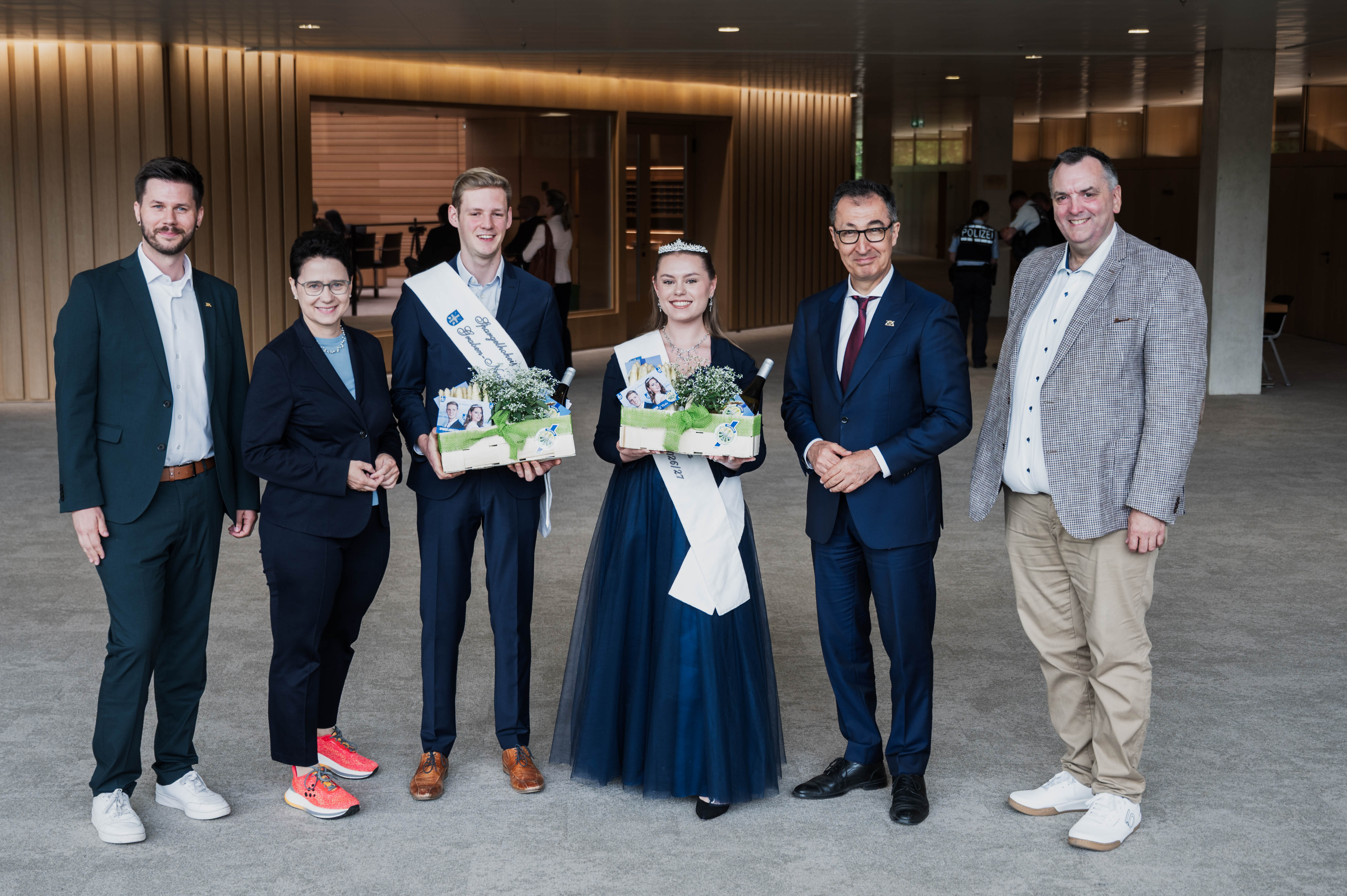 Pascal Haggenm�ller MdL (Gr�ne), Landwirtschaftsministerin Marion Gentges MdL (CDU), Spargelhoheiten Martin Gei�ert und Christina Tiedemann, Ministerpr�sident Cem �zdemir MdL (Gr�ne) und Ansgar Mayr MdL (CDU) (Foto: Hannes Griepentrog)